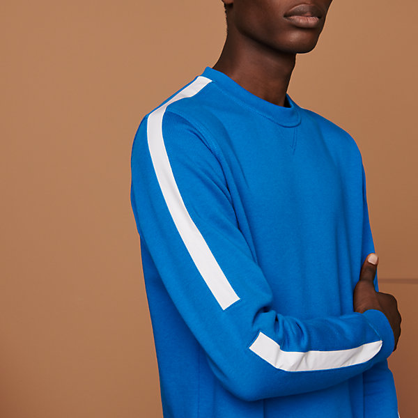 sport-capsule-bicolor-crewneck-jogging-sweater--047800HA68-worn-2-0-0-600-600_b.jpg