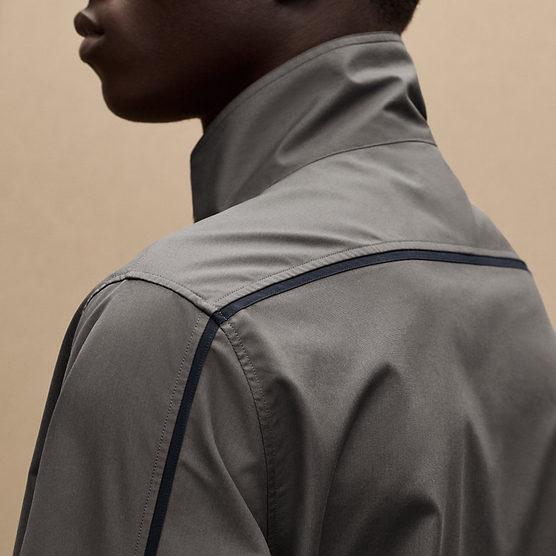 Straight cut shirt with contrasted detail