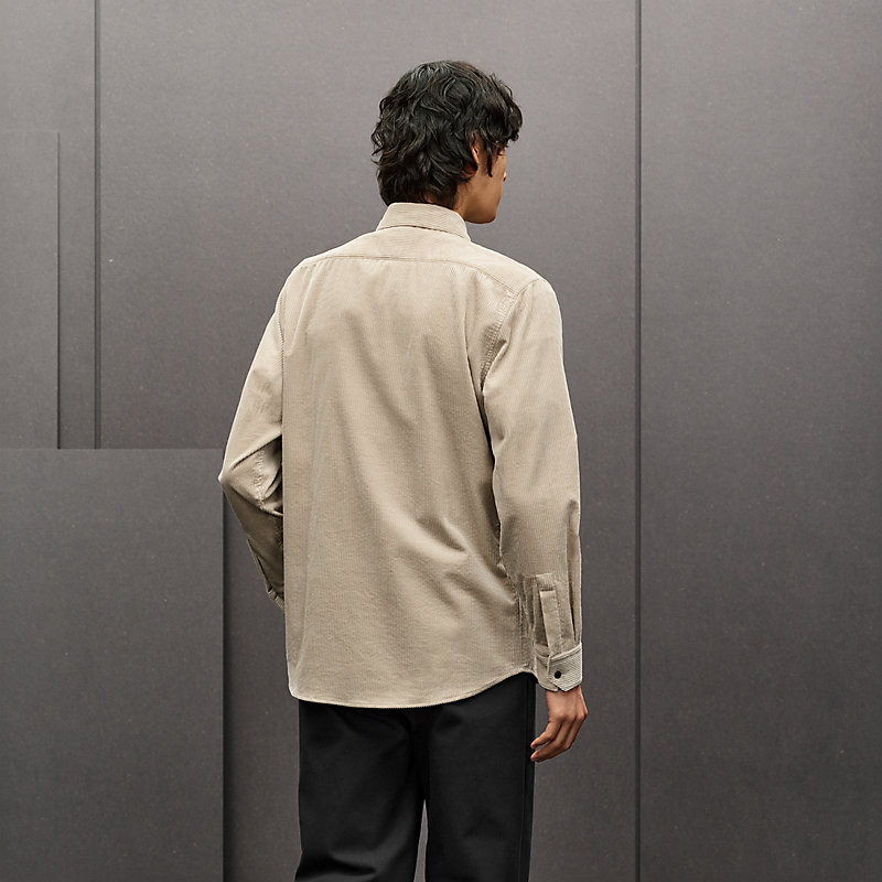 Straight cut shirt with gusset pocket