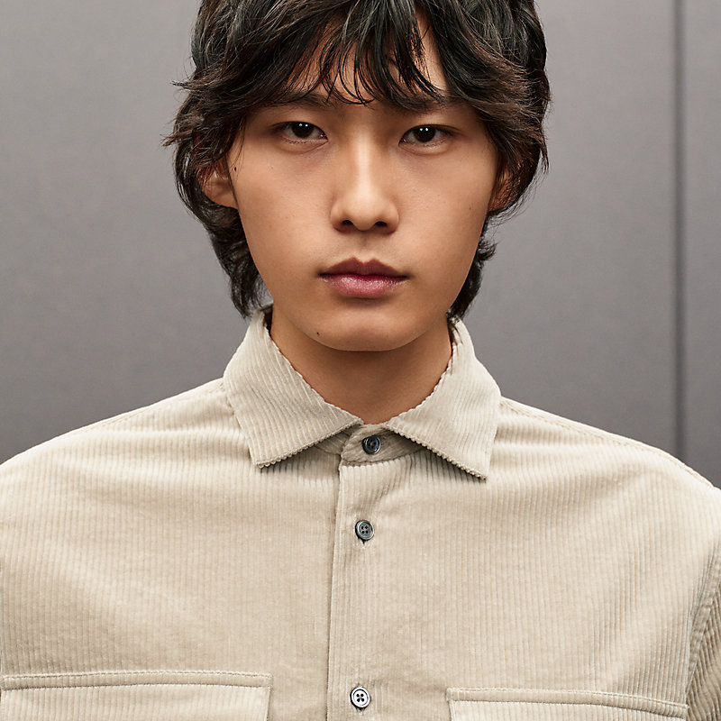 Straight cut shirt with gusset pocket