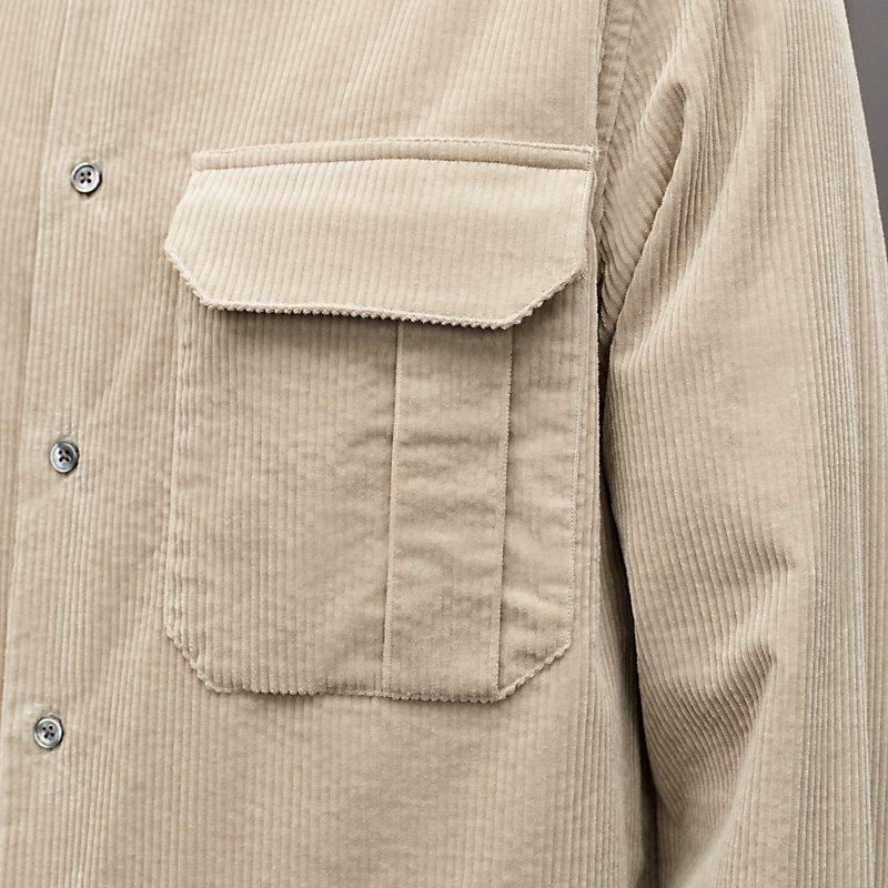 Straight cut shirt with gusset pocket