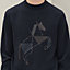 Suéter com gola redonda "Cheval tangram" em cashmere, Exibir: Sendo usado, worn, visualizar 5 de 6