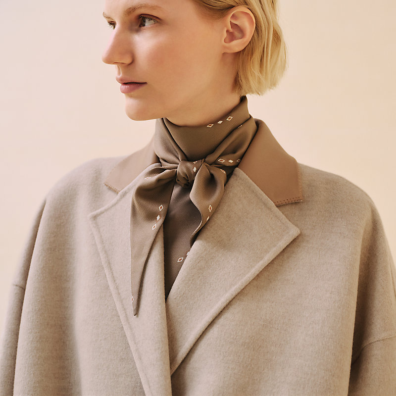 Weit geschnittener Mantel mit Lederdetails | Hermès Deutschland