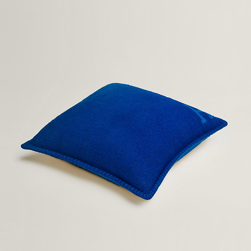 Yack'n'Dye pillow