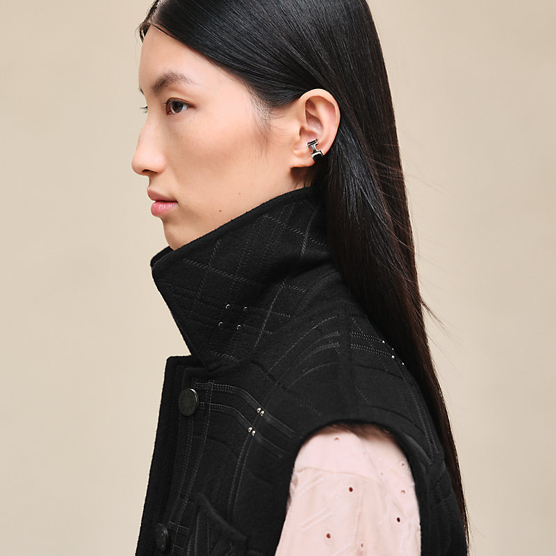 ショートジレ 刺繍入り レザーディテール | Hermès - エルメス-公式サイト