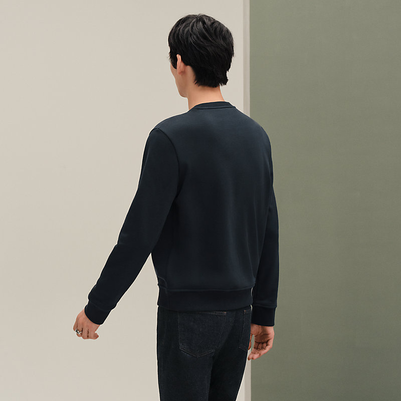 【HERMES 】レザーパッチ付きラウンドネック スウェットシャツ ラウンドネックスウェット パッチ | Hermès - エルメス-公式サイト