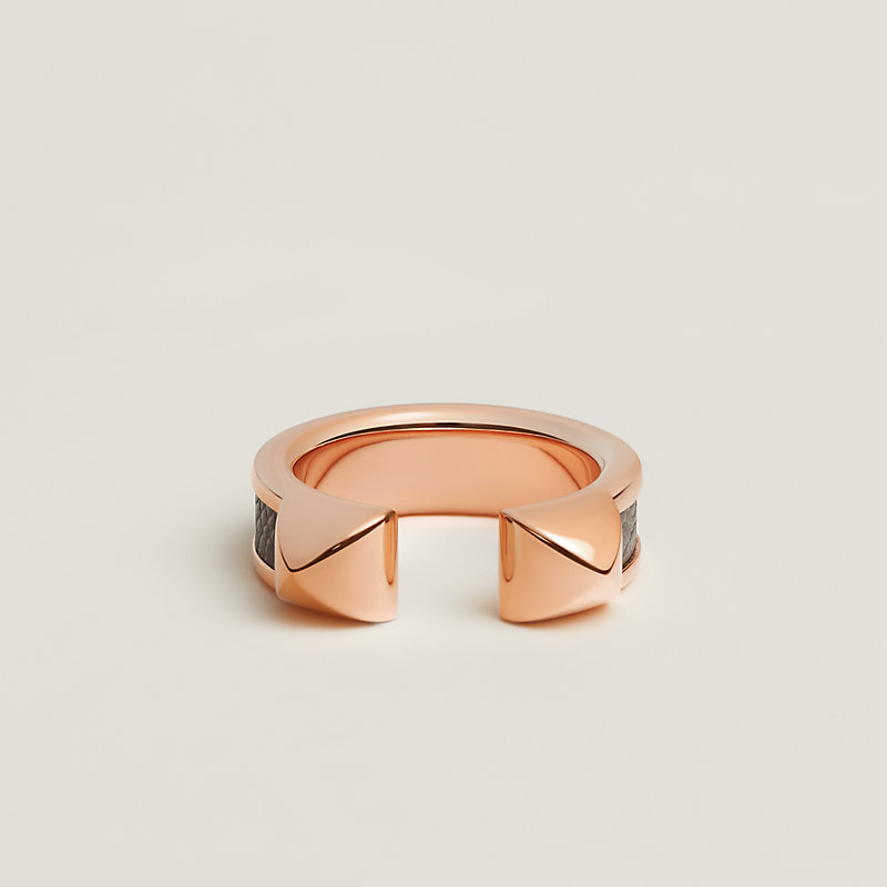 【HERMES】☆カーフとメタルの融合☆\tアテナダブル リング リング 《アテナ》 ドゥブル クルー | Hermès - エルメス-公式サイト