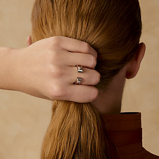 【コーデに高級感を】HERMES アテナ ダブルスタッドリング 指先に宿る女神の気品【HERMES】アテナ ダブルクルーリング