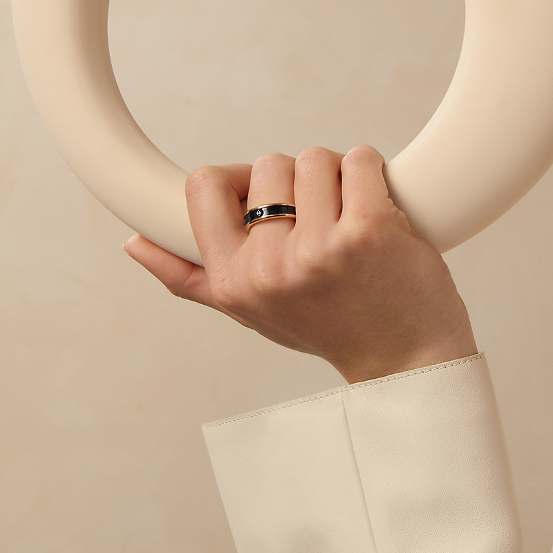 *上品な煌めきが指先に*【HERMES】ユニPM Hリング リング 《ユニ》PM | Hermès - エルメス-公式サイト