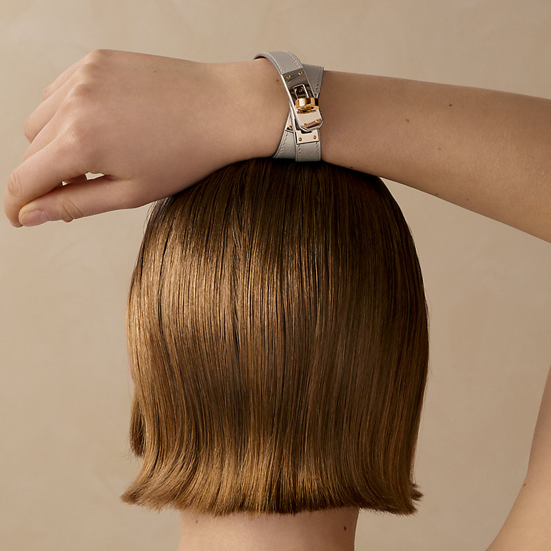 レザーブレスレット 《ケリー》 ドゥブルトゥール - グレー | Hermès