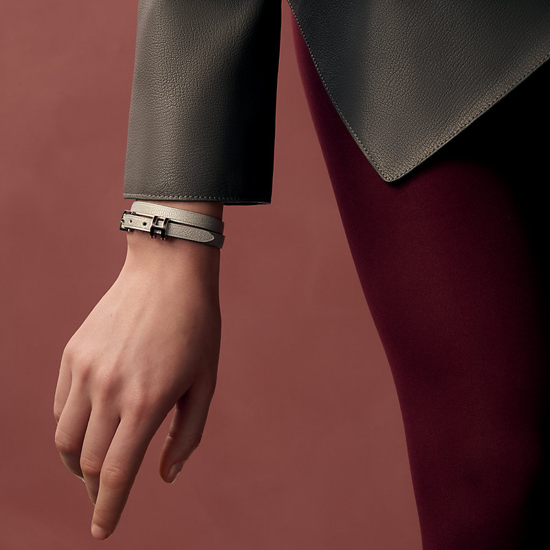 レザーブレスレット 《ポップH》 ドゥブルトゥール - グレー | Hermès